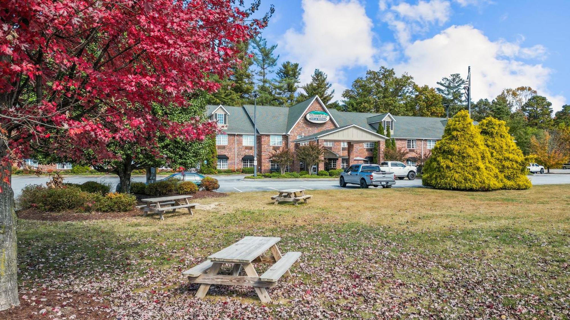 Mountain Inn & Suites Flat Rock Exterior photo